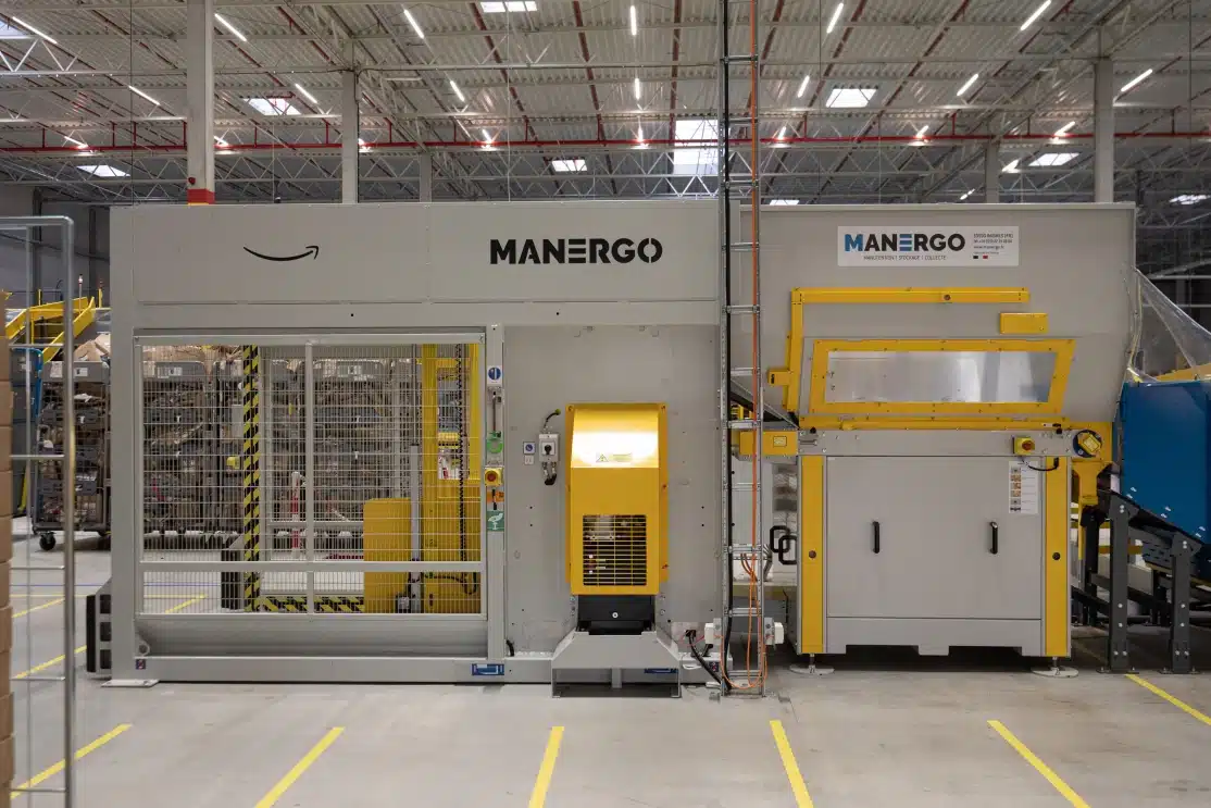 Grande installation industrielle sur mesure signée Manergo au sein d'un entrepôt logistique Amazon, associant compacité et sécurité des flux.