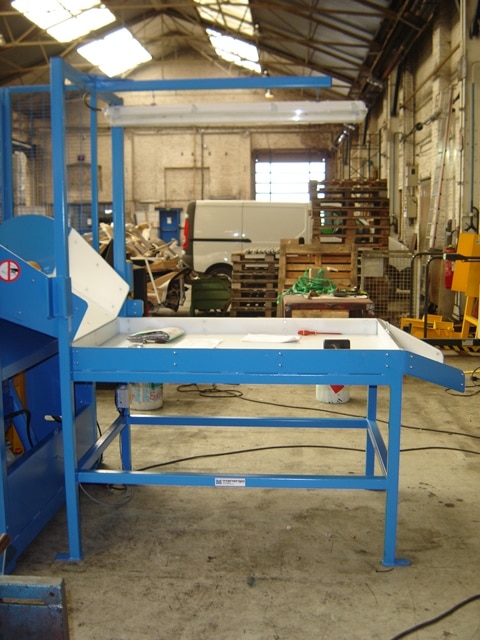 Table de tri en sortie de basculeur de caisse