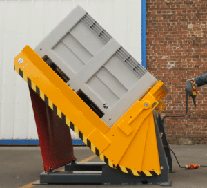 Appareil de manutention hydraulique incliné à 45 degrés pour faciliter le prélèvement de pièces dans une caisse-palette en usine.