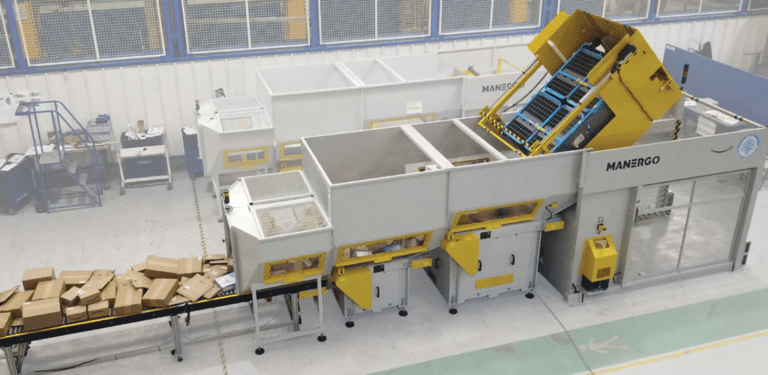 Installation industrielle de gestion des flux logistiques avec convoyeur à bande pour colis et système de vidage automatique de bacs en usine.