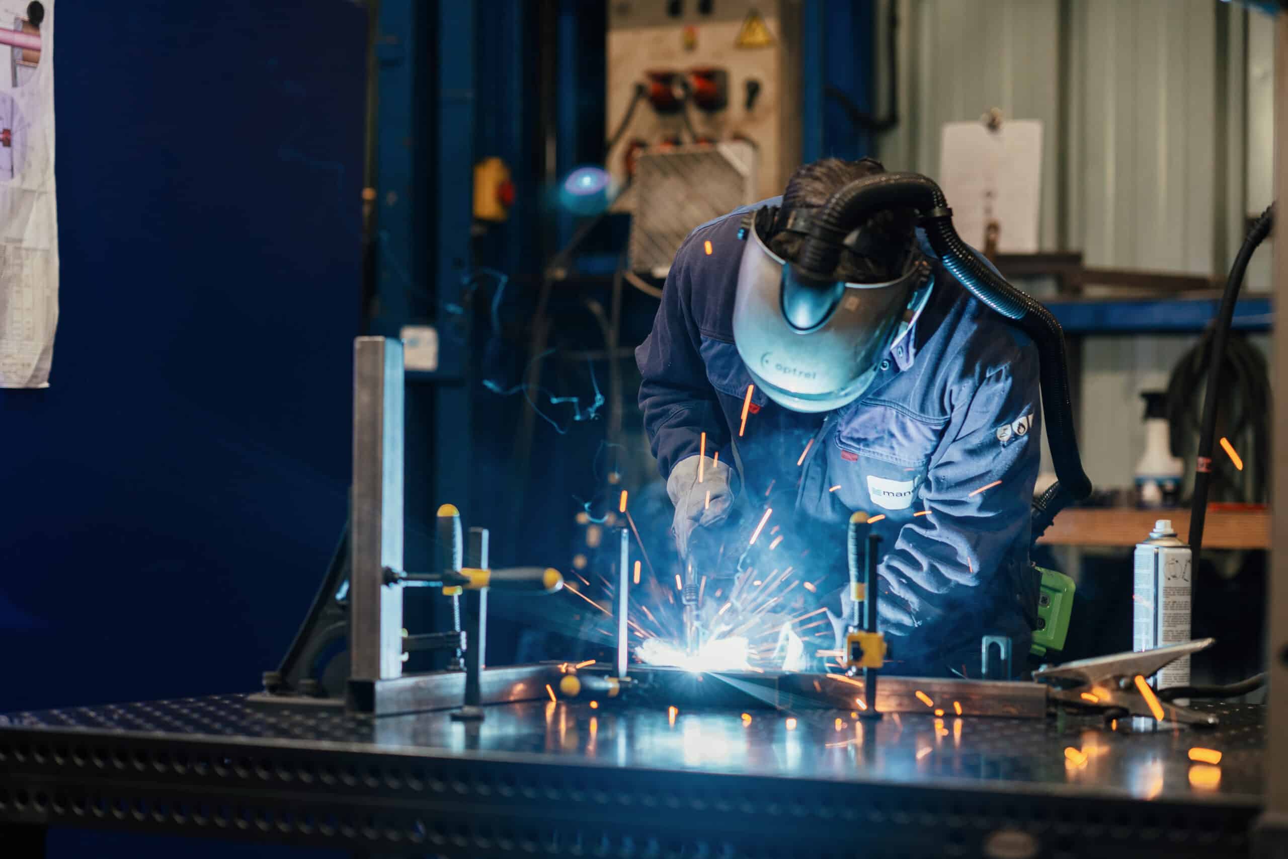 Un opérateur Manergo réalise une soudure industrielle de haute précision sur une structure en acier dans notre atelier de fabrication.